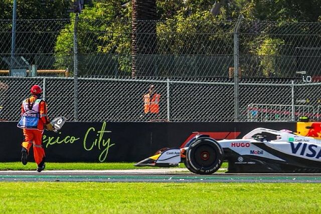 Liam Lawson cruzando por la primera curva del circuito.