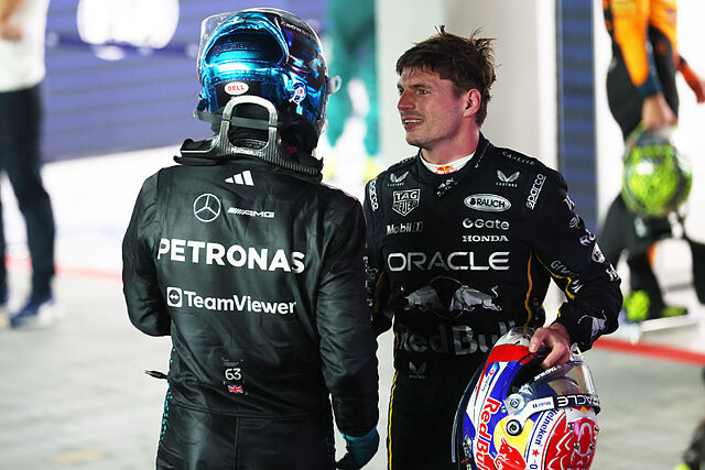 George Russell y Max Verstappen se saludan tras el �ltimo GP de Singapur.