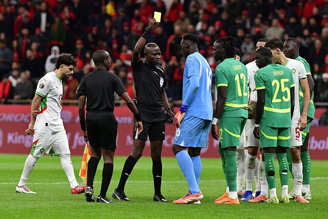 Mendy, recibiendo una tarjeta amarilla durante la final de la Copa �frica contra Marruecos