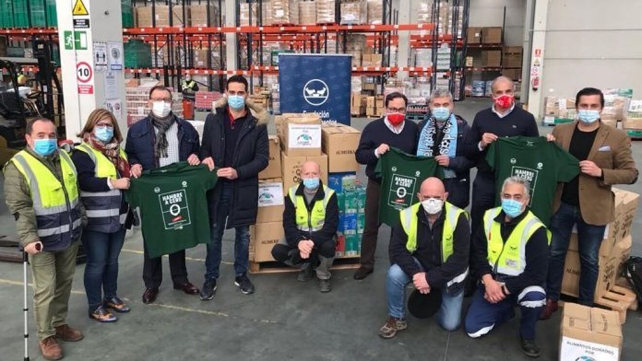 Jos� Manuel Mateos entrega m�s de 1.000kg de alimentos para la campa�a #RetoSolidarioLaLiga