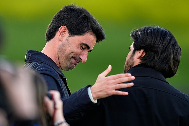 Pau Quesada y Pere Romeu se saludan antes del partido en el Di St�fano.