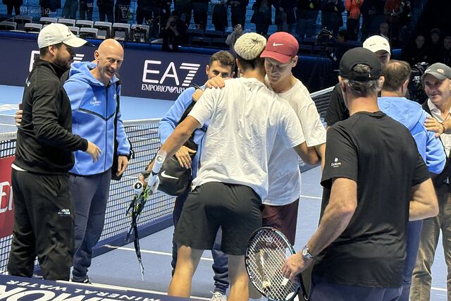 Alcaraz y Sinner se saludan afectuosamente.