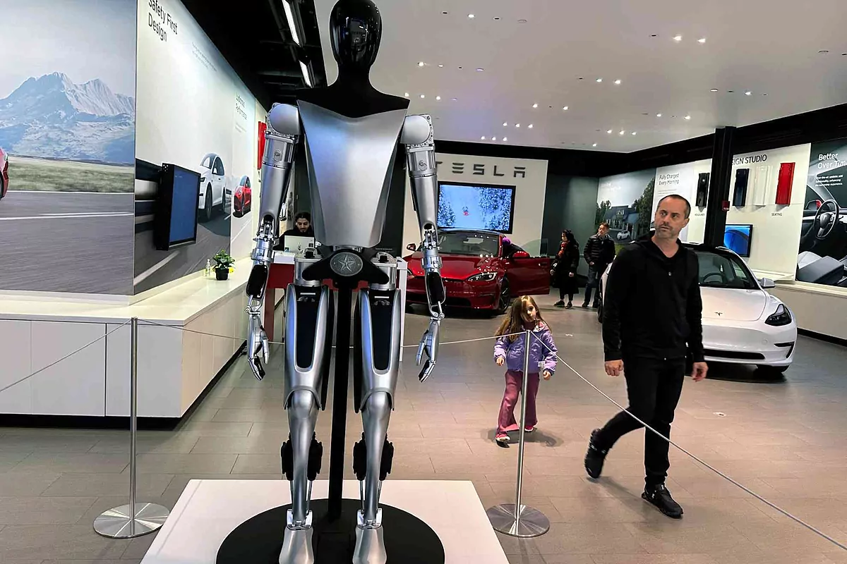 Un robot de Tesla ataca a un ingeniero en la fábrica de Texas y ...