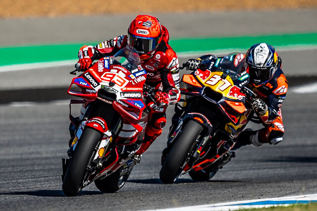 Marc M�rquez, perseguido por Pedro Acosta en Buriram.