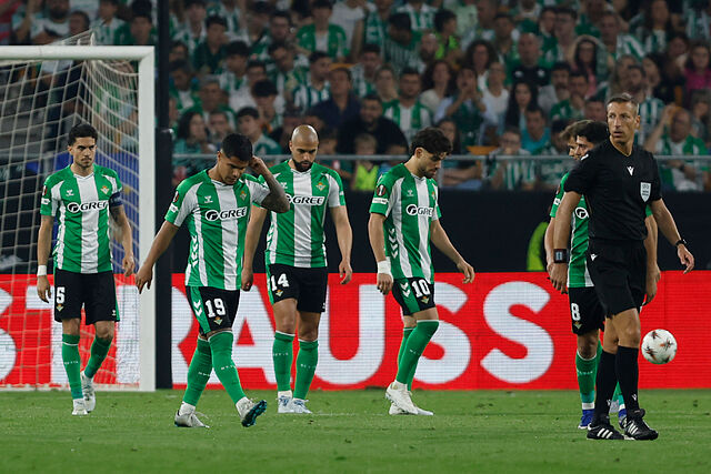 Los jugadores del Betis, lament�ndose
