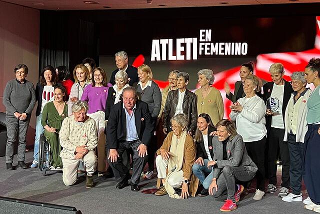 Foto de familia de la Gala de la cuarta edici�n de los Premios 'Atleti en femenino'