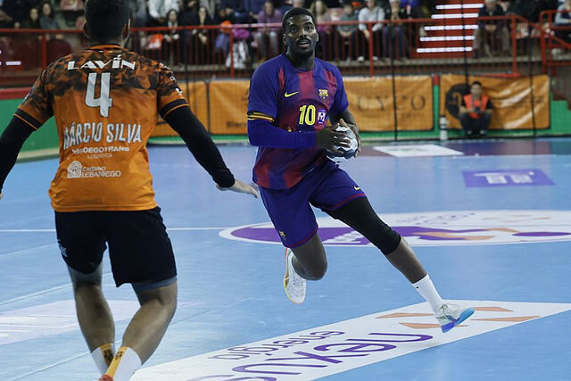 Dika Mem en un reciente partido de la Liga Asobal entre Bathco BM Torrelavega y Bar�a.