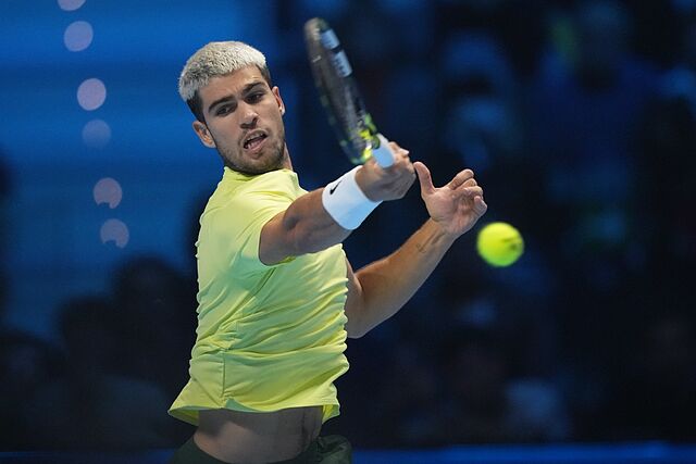 Alcaraz pega de derecha.