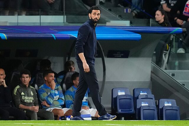 Arbeloa, con gesto de preocupaci�n durante el partido ante el Bayern