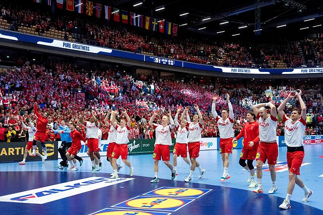 La selecci�n danesa celebra con su p�blico el pase a 'semis'.