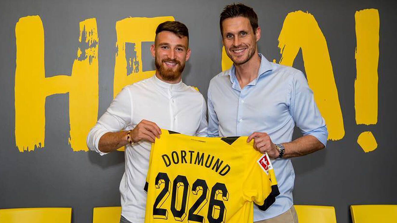 �zcan posa con la camiseta del Borussia Dortmund