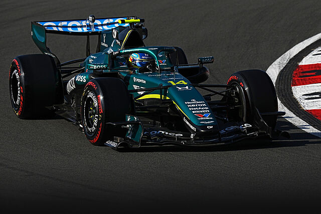 Fernando Alonso traza una curva durante el inicio de la temporada.