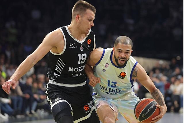 Darius Thompson intenta penetrar a canasta ante la defensa de Arijan Lakic.
.