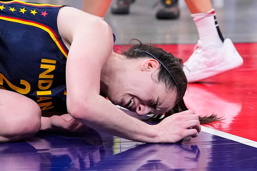 Caitlin Clark suffers black eye by slap in WNBA playoff debut | Marca