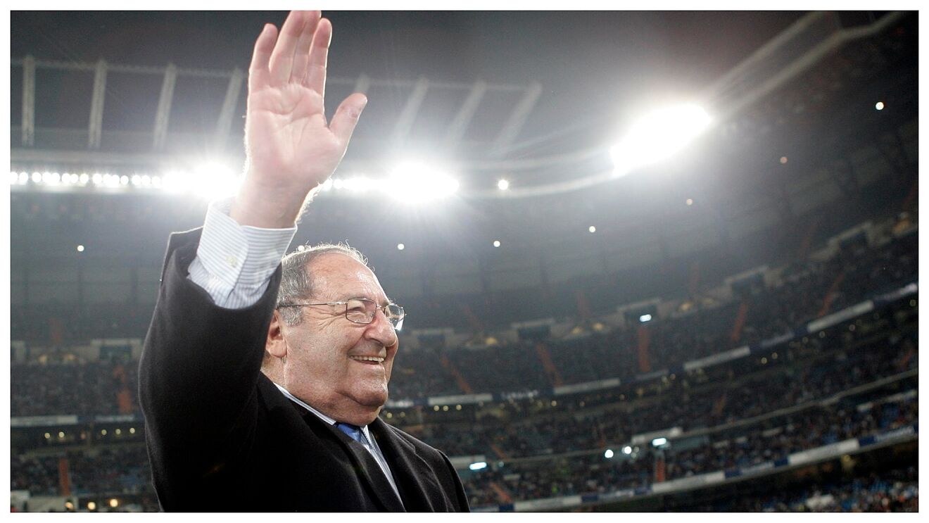Paco Gento responde a la ovaci�n del Bernab�u en diciembre de 2007.