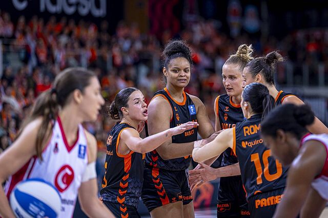 Las jugadoras del Valencia hacen pi�a en un momento de la semi ante el Zaragoza.