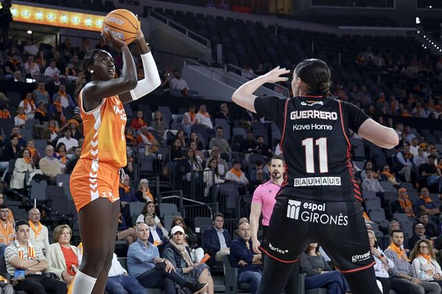 Awa Fam, jugadora del Valencia Basket, lanza a canasta ante Carolina Guerrero.