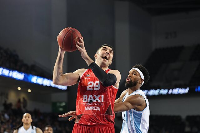 Pierre Oriola intenta anotar en el partido ante el Turk Telekom Ankara.