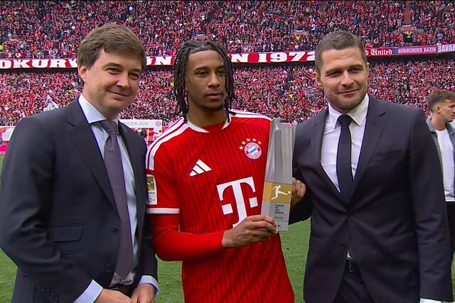 Michael Olise recibiendo el premio a Jugador del A�o de la Bundesliga.