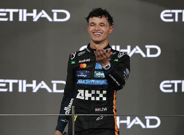 Lando Norris, en el podio de Abu Dhabi, llorando tras el t�tulo.