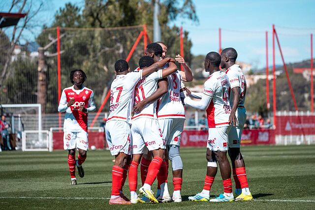 Paul Pogba celebrates his goal /