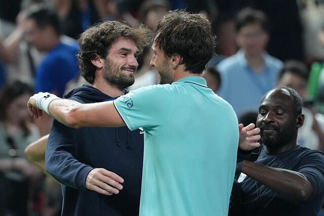 Rinderknech se abraza a su primo Vacherot despu�s de clasificarse a la final, en la que se enfrentar� a �l.