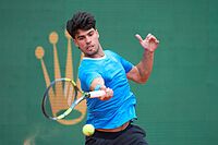 Alcaraz pega de derecha.