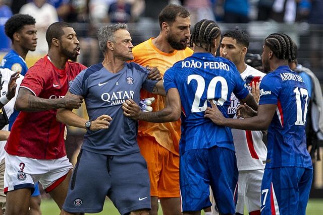 El entrenador de PSG, Luis Enrique, discute con Joao Pedro en la final del Mundial de Clubes