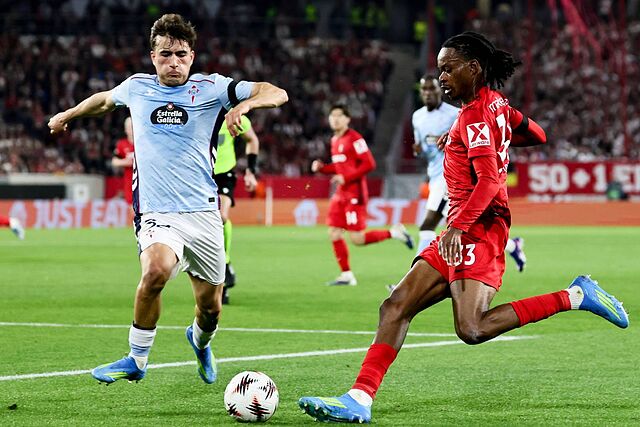 Javi Rodr�guez pugna por un bal�n con Makengo.