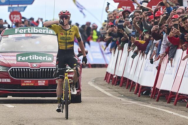 Jonas Vingegaard celebra su triunfo en Valdezcaray en la �ltima Vuelta a Espa�a.