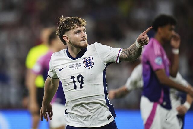Harvey Elliott celebrando su gol en la final del Europeo sub 21.