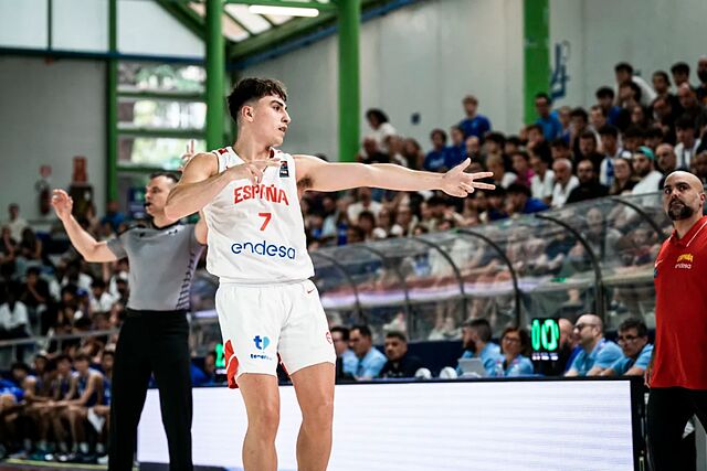 Gerard Fern�ndez celebra un triple durante el partido.