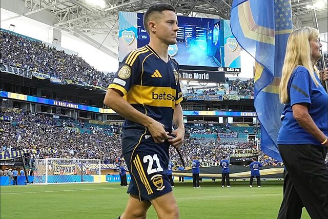 Ander Herrera saltando al estadio con la camiseta de Boca.