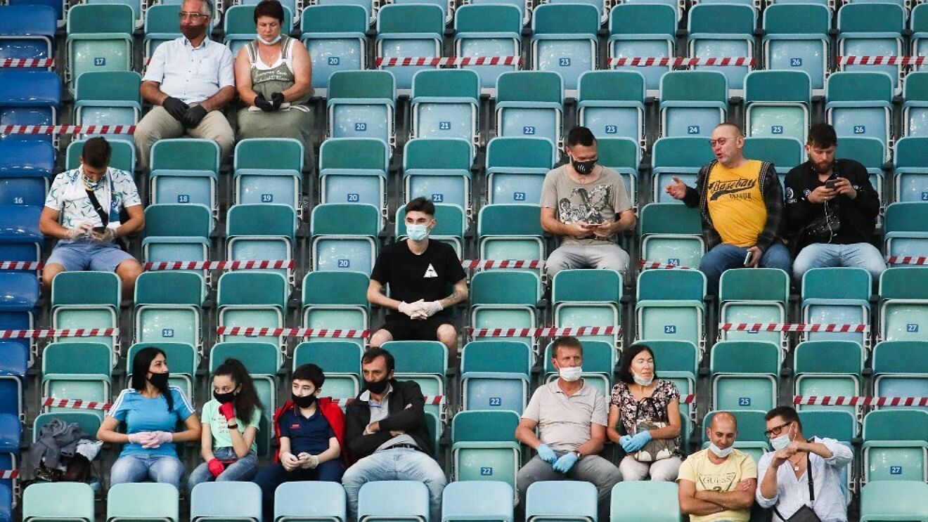 Partido en Rusia con distanciamiento.