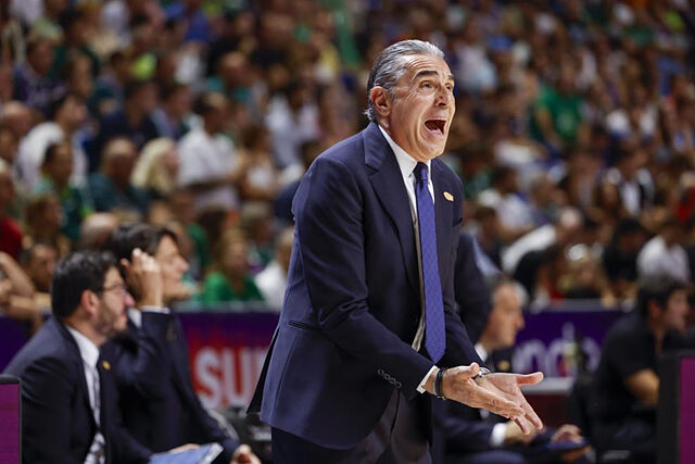 Sergio Scariolo da �rdenes durante el partido ante La Laguna Tenerife.