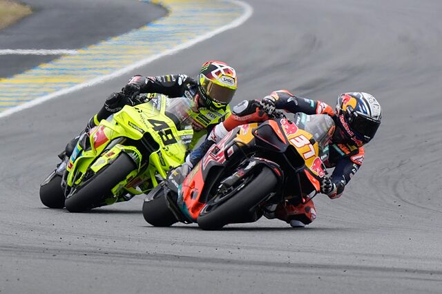 Acosta, delante de Di Giannantonio, en Le Mans.