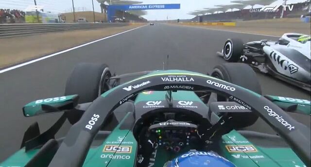 Alonso saluda a Checo al ser adelantado en el GP de China.