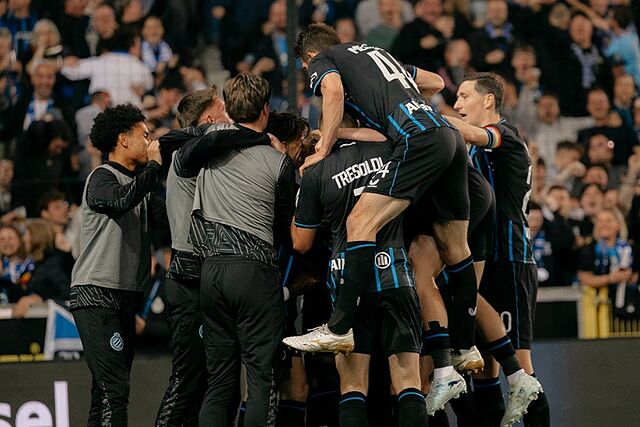 Los jugadores del Brujas celebran un gol.