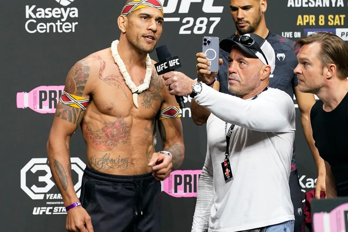 Alex Pereira gets emotional in speech after receiving award recognizing the work of immigrants