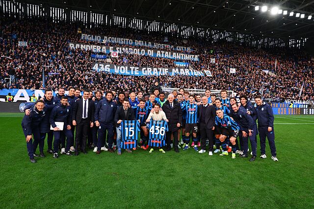 El homenaje de la Atalanta a Marten de Roon.
