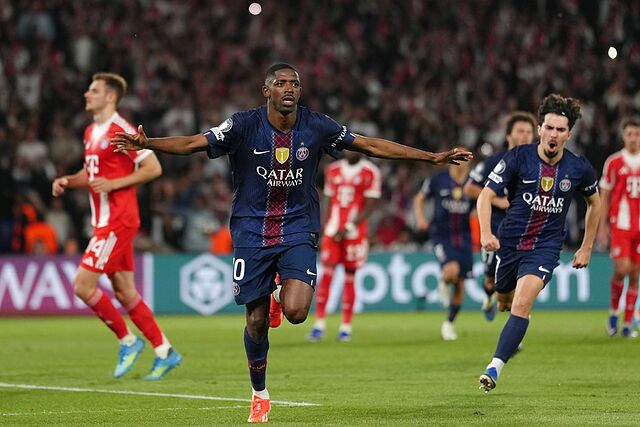 Demb�l� celebrando uno de los goles ante el Bayern.