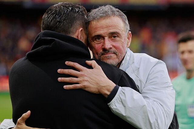 Luis Enrique se abraza a Pierre Sage.