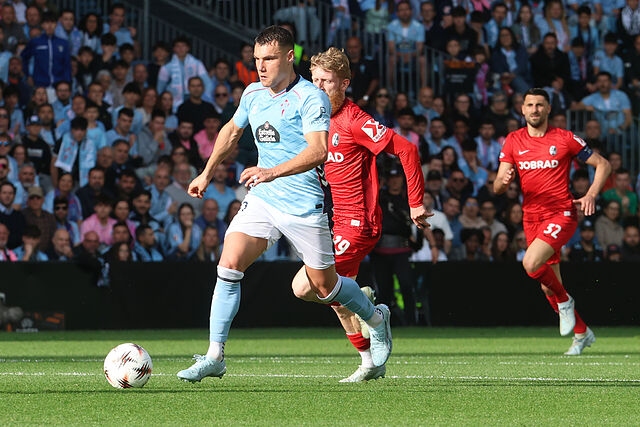 Jan Niklas Beste presiona a Ferran Jutgl� durante el Celta de Vigo - Friburgo de hoy de la Europa League