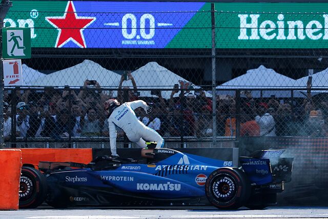 Carlos Sainz sale de su monoplaza tras su accidente en el GP de M�xico.