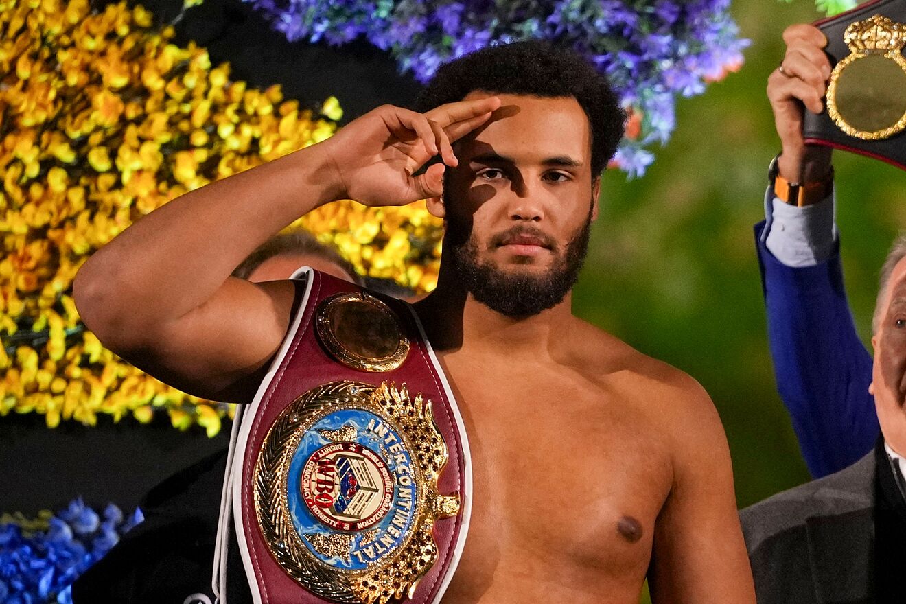 Moses Itauma salutes during a face-off with Demsey McKean.