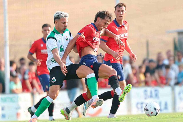 Lance del partido entre Osasuna y Racing de Santander