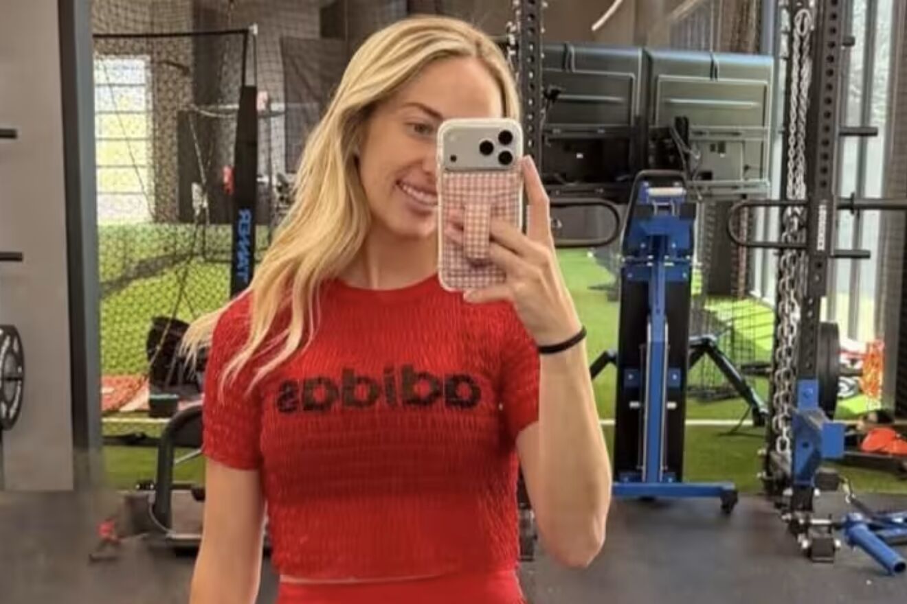 Brittany Mahomes posted a selfie from the gym wearing an all-red...