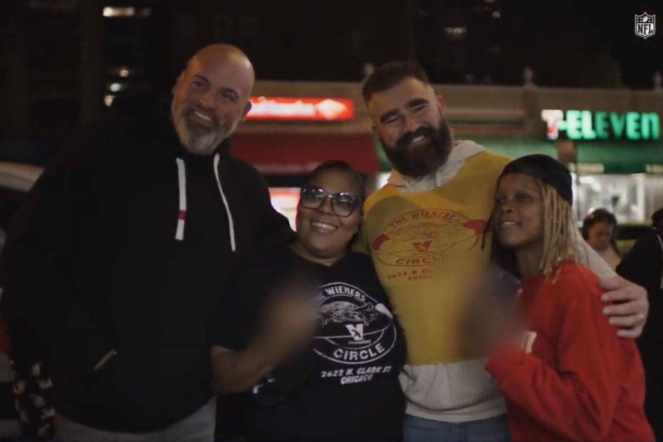 Jason Kelce trolls Wiener's Circle staff member, who claps back with...