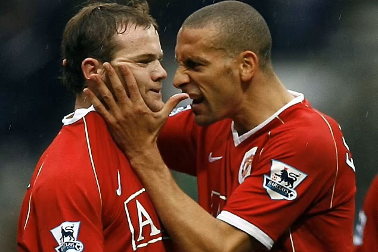Wayne Rooney y Rio Ferdinand, durante un partido en la etapa de ambos...