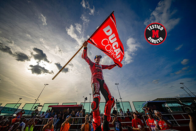 Marc M�rquez, con la bandera de Ducati, en Misano.